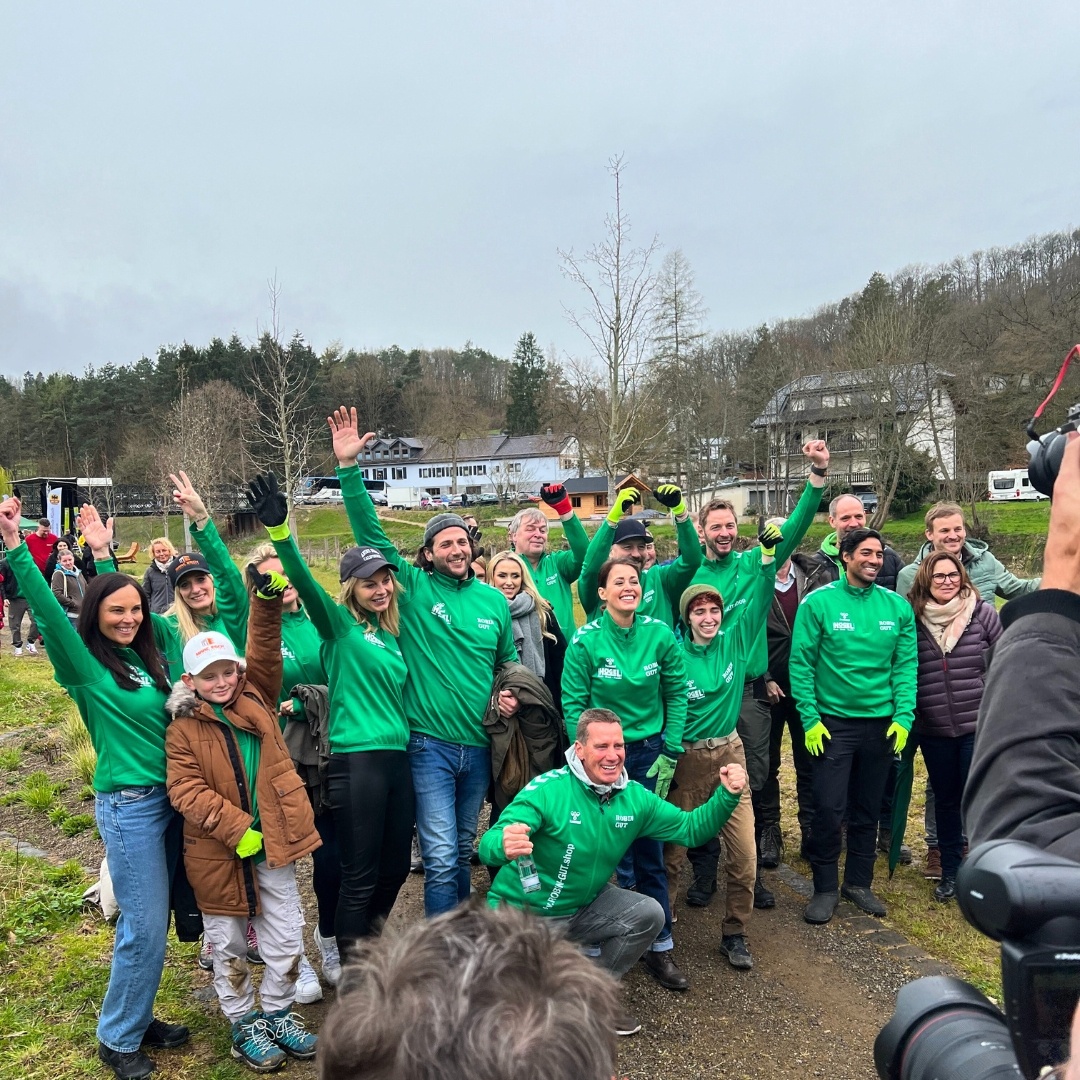 Baumpflanzaktion zum Wiederaufbau der Ahrtalregion war ein durchschlagender Erfolg. (Die Bildrechte liegen bei dem Verfasser der Mitteilung.) Baumpflanzaktion zum Wiederaufbau der Ahrtalregion war ein durchschlagender Erfolg. (Die Bildrechte liegen bei dem Verfasser der Mitteilung.)