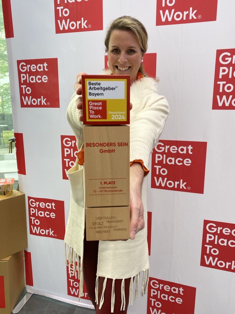 Daniela Köhler mit dem Award von Great Place to Work. Daniela Köhler mit dem Award von Great Place to Work.