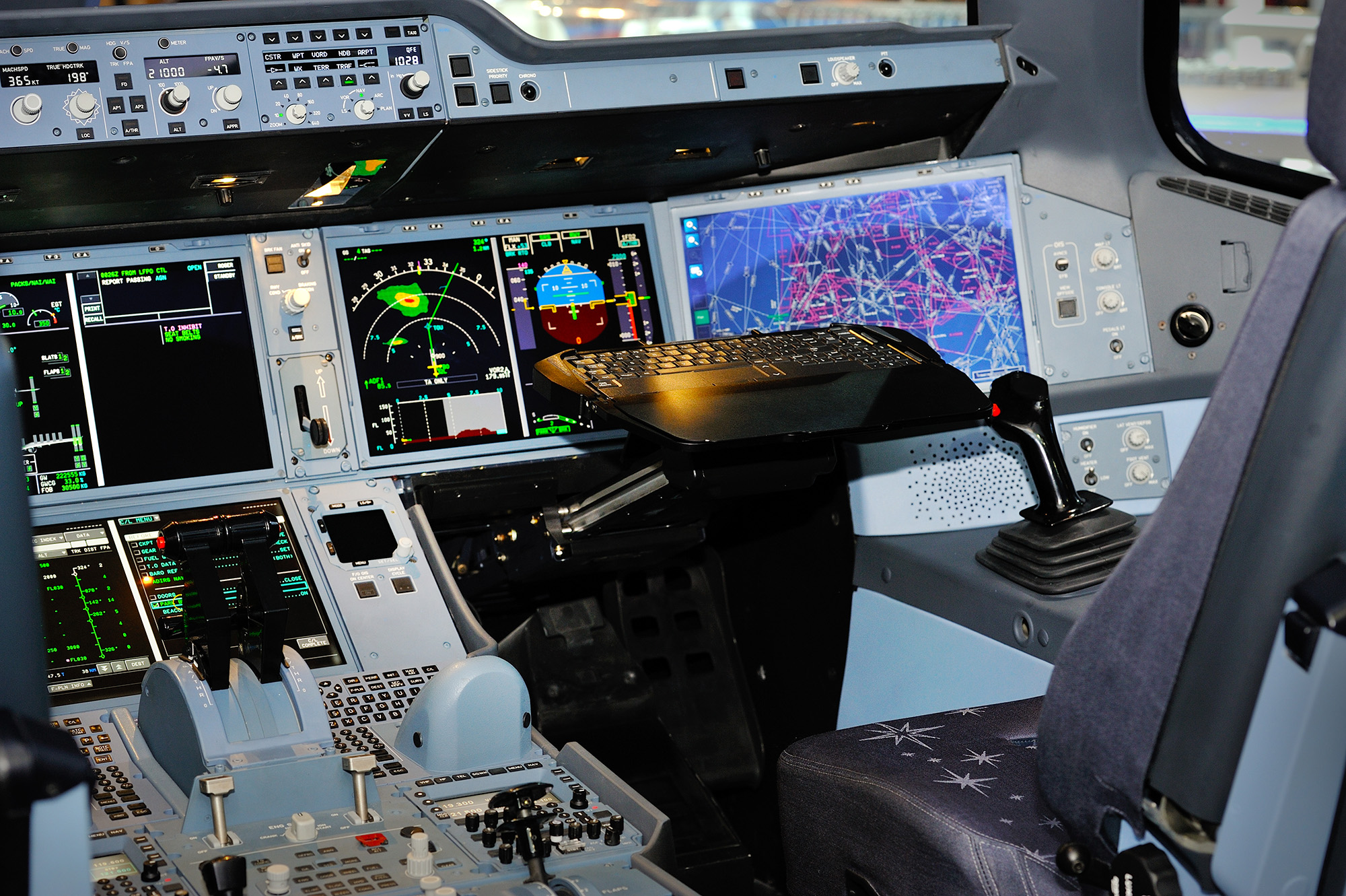 Kontrollbildschirme des Avionic-Cockpits (Bildquelle: RTI/Shutterstock 179227766) Kontrollbildschirme des Avionic-Cockpits (Bildquelle: RTI/Shutterstock 179227766)