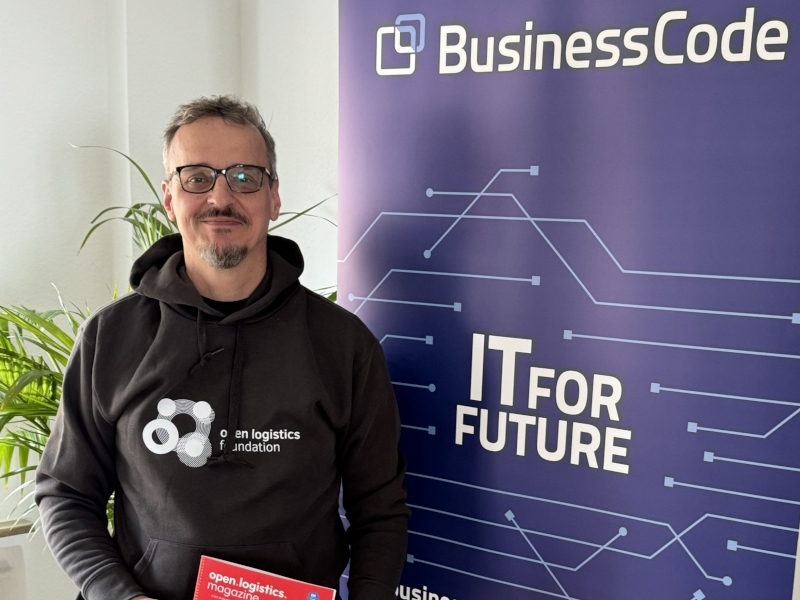 Michael Knümann von BusinessCode im Outfit und mit dem aktuellen Heft der Open Logistics Foundation (Die Bildrechte liegen bei dem Verfasser der Mitteilung.) Michael Knümann von BusinessCode im Outfit und mit dem aktuellen Heft der Open Logistics Foundation (Die Bildrechte liegen bei dem Verfasser der Mitteilung.)