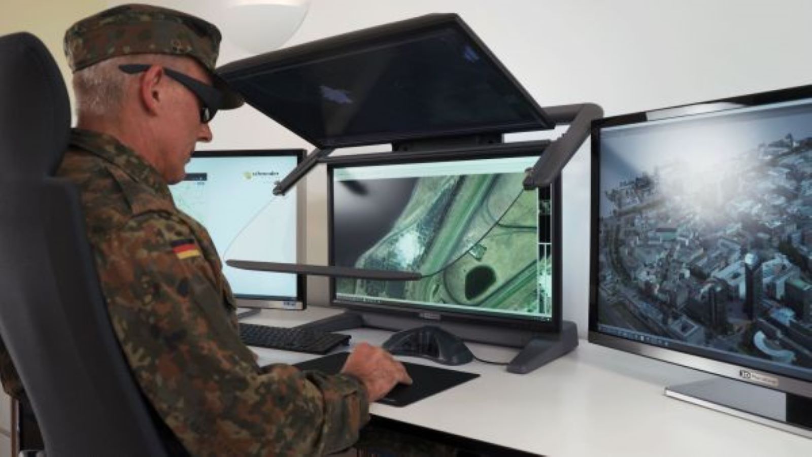 3D PluraView von Schneider Digital: Nach NATO-Standard verzonte stereoskopische Displays. (Die Bildrechte liegen bei dem Verfasser der Mitteilung.)