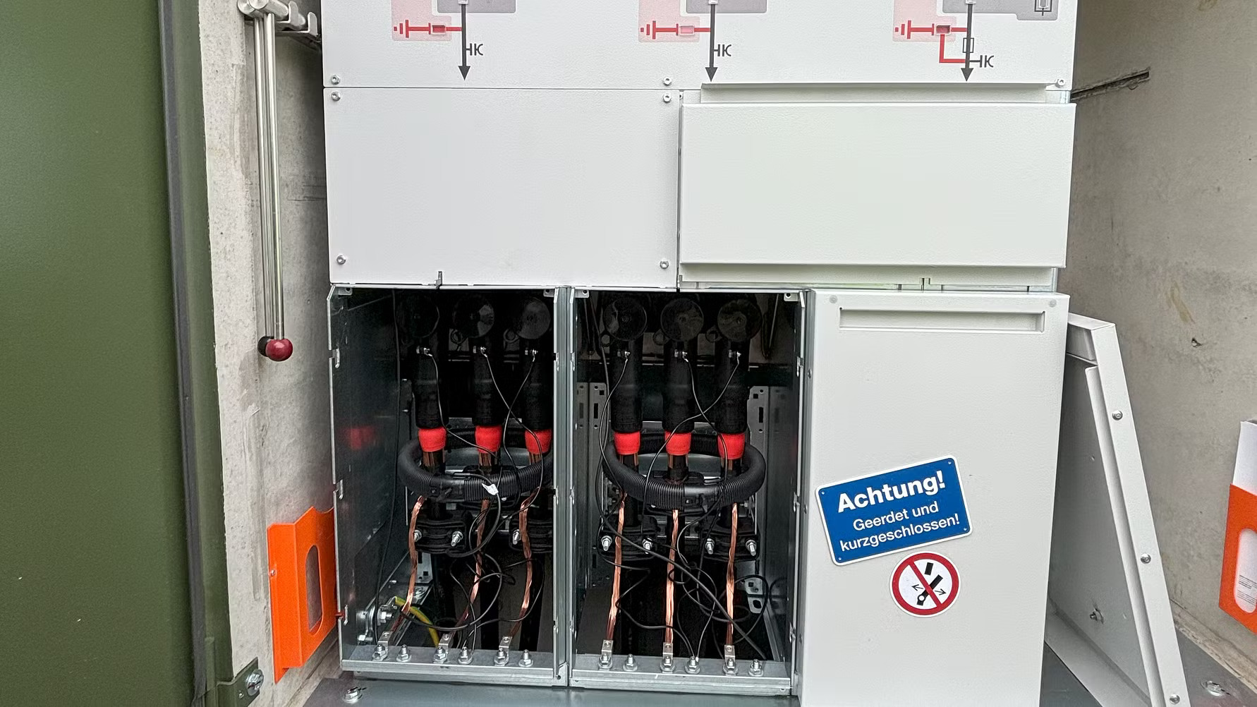 Innenansicht der neuen Kompaktstation von HanseWerk-Tochter Schleswig-Holstein Netz Innenansicht der neuen Kompaktstation von HanseWerk-Tochter Schleswig-Holstein Netz
