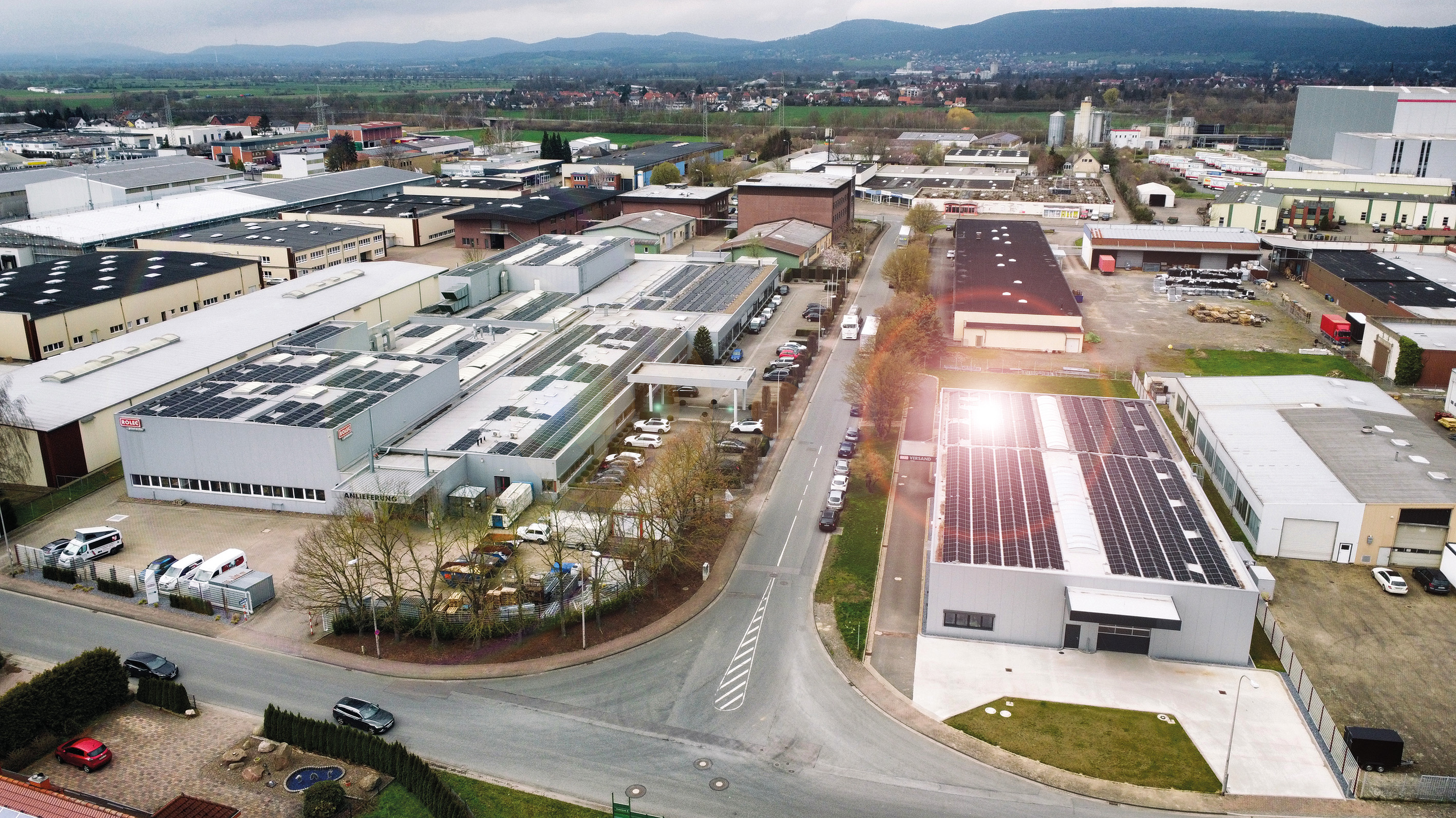 Anlagen mit hohem Stromverbrauch zu ersetzen und vor allem erneuerbare Energien zu nutzen, ist ein wesentlicher Tei der Strategie. Anlagen mit hohem Stromverbrauch zu ersetzen und vor allem erneuerbare Energien zu nutzen, ist ein wesentlicher Tei der Strategie.