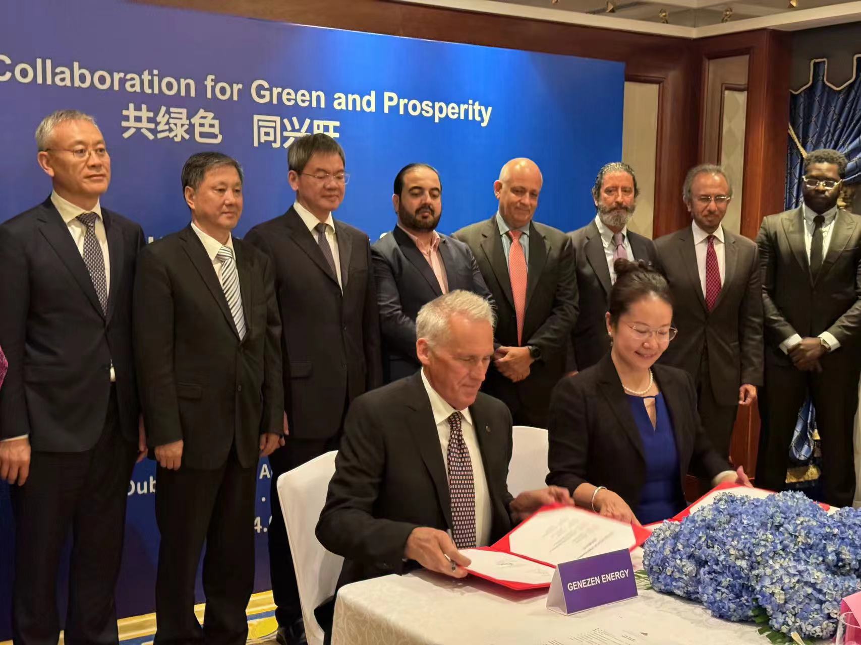 Hengyuan Dongli New Energy Präsident Xian Xiaoli unterschreibt Vertrag auf dem Weltenergiegipfel der Zukunftsenergien, Abu Dhabi Hengyuan Dongli New Energy Präsident Xian Xiaoli unterschreibt Vertrag auf dem Weltenergiegipfel der Zukunftsenergien, Abu Dhabi