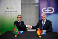 Mohamed Lemine Dhehby (li.) und Dr. Seidemann unterzeichneten die Kooperationsvereinbarung. (© G+D) Mohamed Lemine Dhehby (li.) und Dr. Seidemann unterzeichneten die Kooperationsvereinbarung. (© G+D)