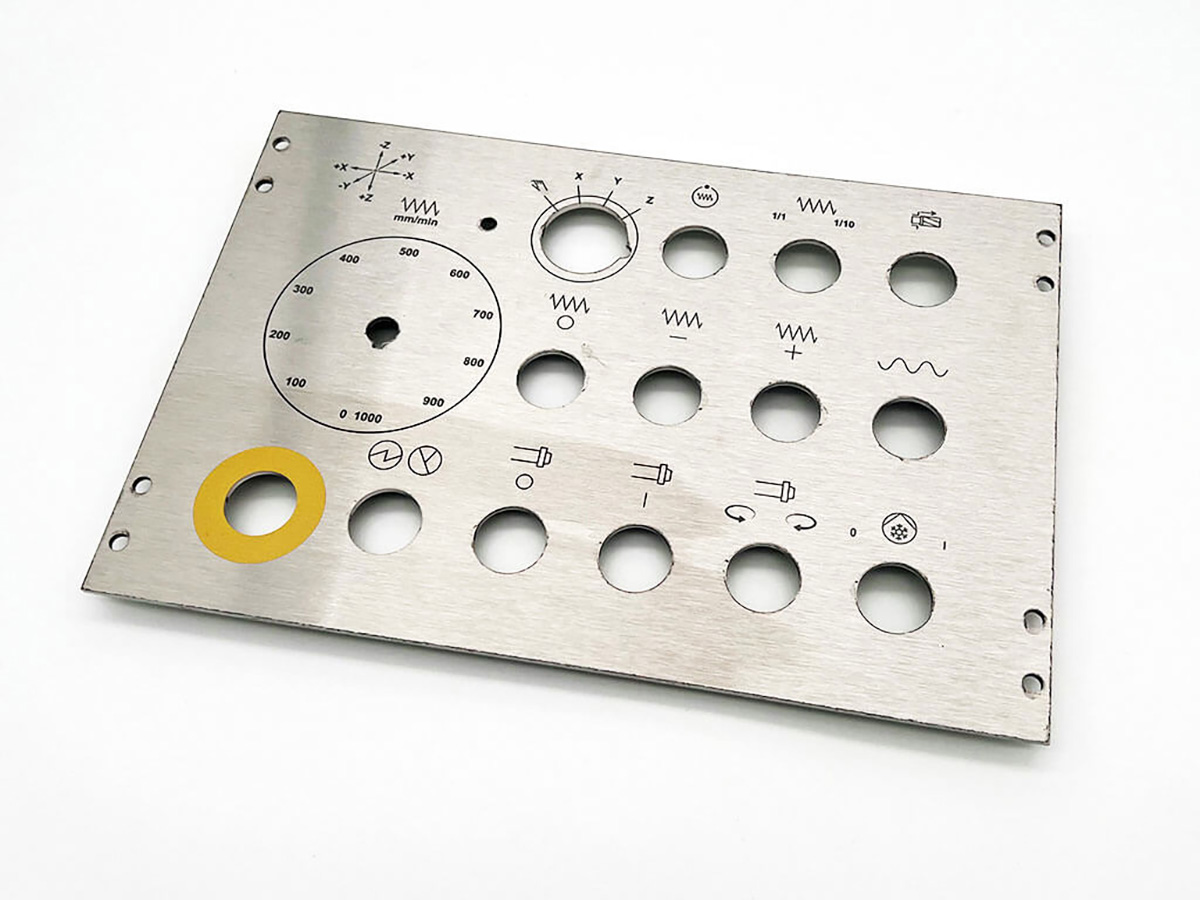 Bedienfeld für Maschine aus Metall bedrucken