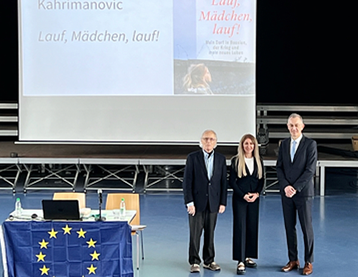 ©Lilly Liebscher Unternehmer Peter Eichler, Autorin Mirsada Simchen-Kahrimanovic und Schulleiter OStD Alfred Lippl ©Lilly Liebscher Unternehmer Peter Eichler, Autorin Mirsada Simchen-Kahrimanovic und Schulleiter OStD Alfred Lippl