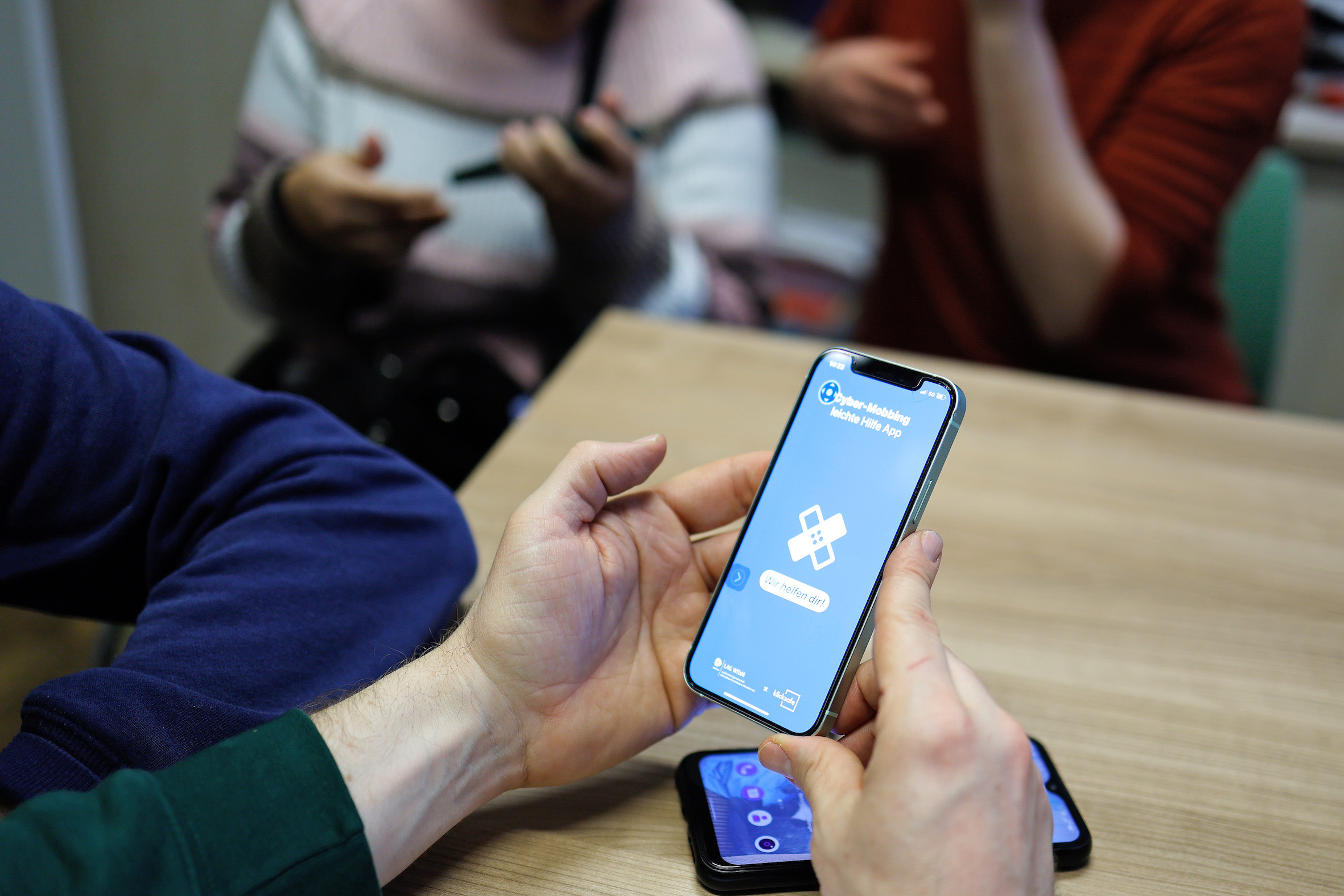 "Cyber-Mobbing Leichte Hilfe App" der Werkstätten in Berlin und klicksafe ab sofort auch für Android (Bildquelle: @Holger_Gross/LAG WfbM Berlin) "Cyber-Mobbing Leichte Hilfe App" der Werkstätten in Berlin und klicksafe ab sofort auch für Android (Bildquelle: @Holger_Gross/LAG WfbM Berlin)