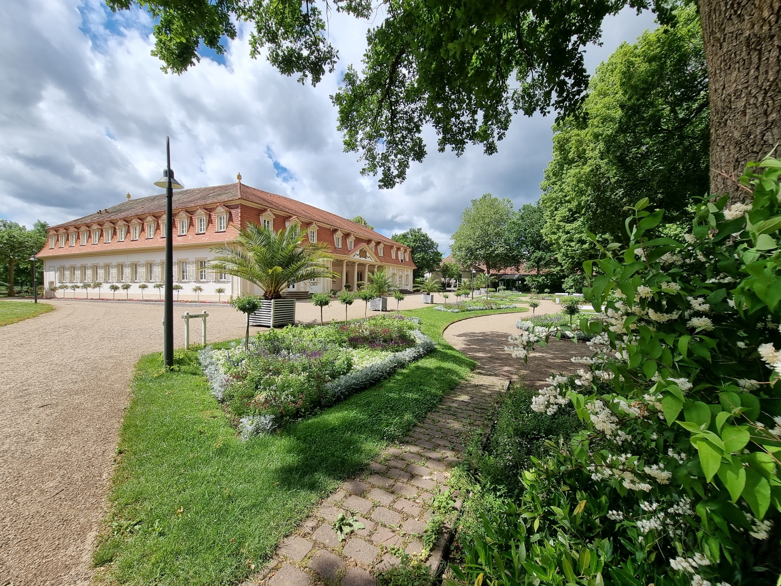 Im historischen Kurpark begrüßt das Kurhaus Hotel Bad Bocklet seine Gäste. Foto: Tonya Schulz