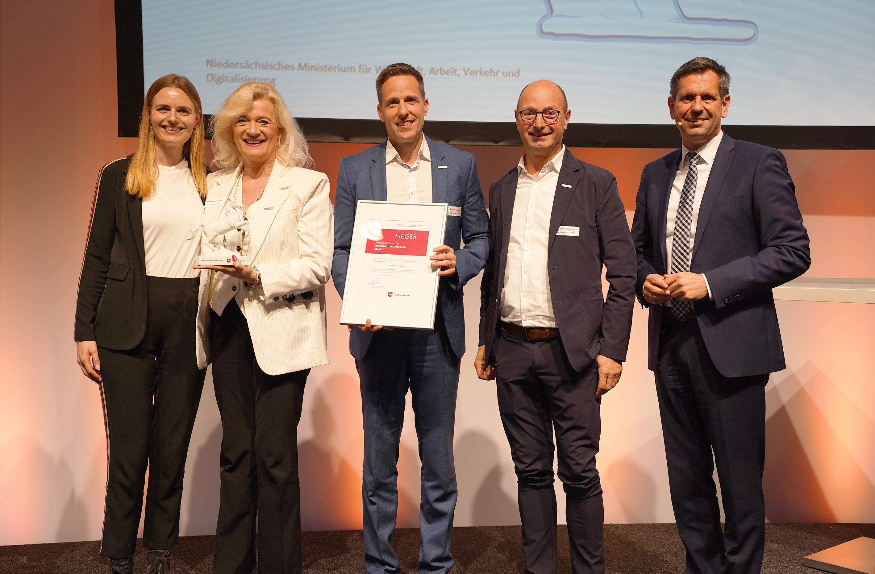 Das Central Managing Board von ELA Container nahm den Preis von Wirtschaftsminister Olaf Lies (ganz rechts) entgegen. Das Central Managing Board von ELA Container nahm den Preis von Wirtschaftsminister Olaf Lies (ganz rechts) entgegen.