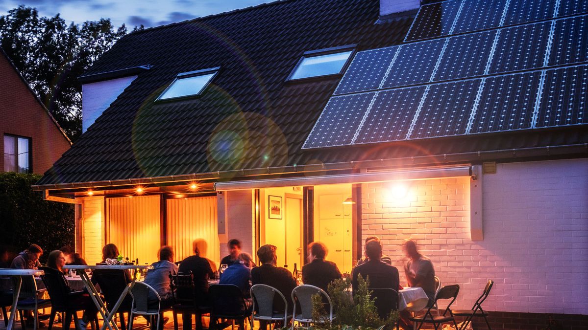 Willkommen im Frühling | Mit Heizstrahlern auch die Abende im Freien verbringen (© fishaaiaron555 / Pond5)