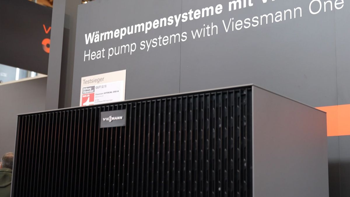 Wärmepumpen, Sonnenkollektoren und Wärmespeicher auf der IFH/Intherm 2024 (© Messe.TV - Deutsche Messefilm & Medien GmbH) Wärmepumpen, Sonnenkollektoren und Wärmespeicher auf der IFH/Intherm 2024 (© Messe.TV - Deutsche Messefilm & Medien GmbH)