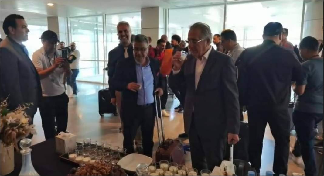 Die Spieler und der Stab der USMA werden am Flughafen Angad in Oujda herzlich mit Blumen , Datteln u (Die Bildrechte liegen bei dem Verfasser der Mitteilung.) Die Spieler und der Stab der USMA werden am Flughafen Angad in Oujda herzlich mit Blumen , Datteln u (Die Bildrechte liegen bei dem Verfasser der Mitteilung.)
