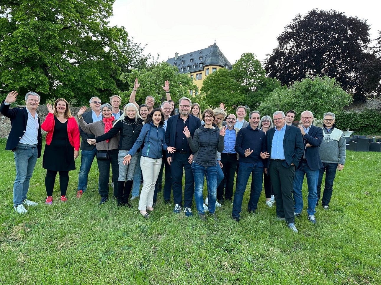 Leadership Choices feiert mit seinem Team die erfolgreiche B-Corp Zertifizierung (Die Bildrechte liegen bei dem Verfasser der Mitteilung.) Leadership Choices feiert mit seinem Team die erfolgreiche B-Corp Zertifizierung (Die Bildrechte liegen bei dem Verfasser der Mitteilung.)