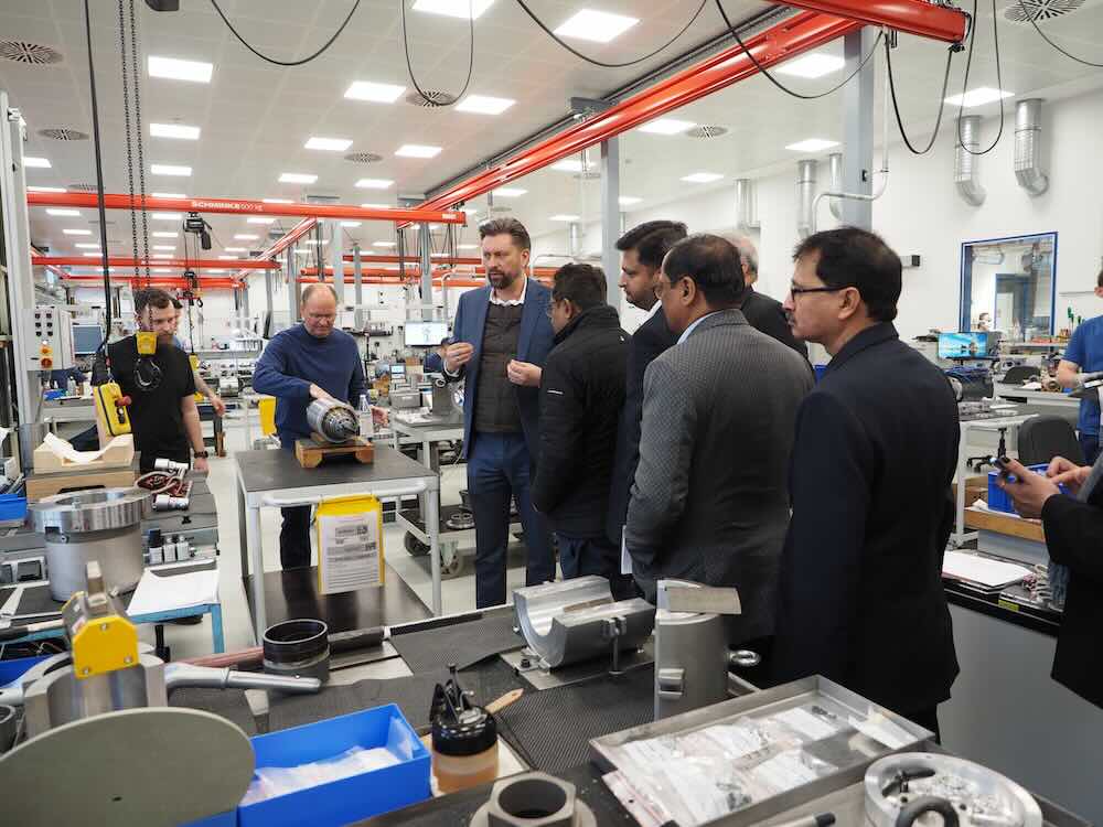 Indische Delegation informiert sich bei GMN über innovative Technologien (Foto: GMN)