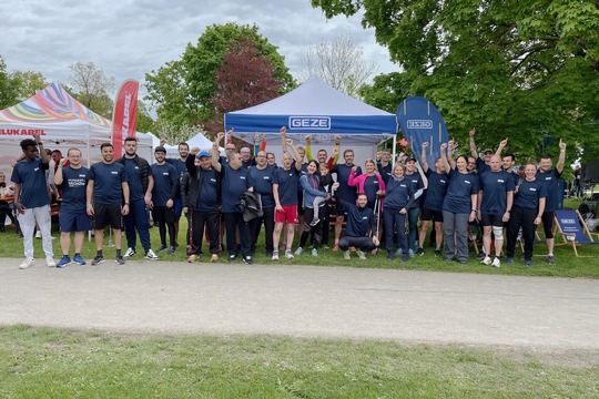 Die Mitarbeitenden von GEZE sammelten beim Ditzinger Lebenslauf mehr als 2.000 Kilometer. (Bildquelle: GEZE GmbH) Die Mitarbeitenden von GEZE sammelten beim Ditzinger Lebenslauf mehr als 2.000 Kilometer. (Bildquelle: GEZE GmbH)
