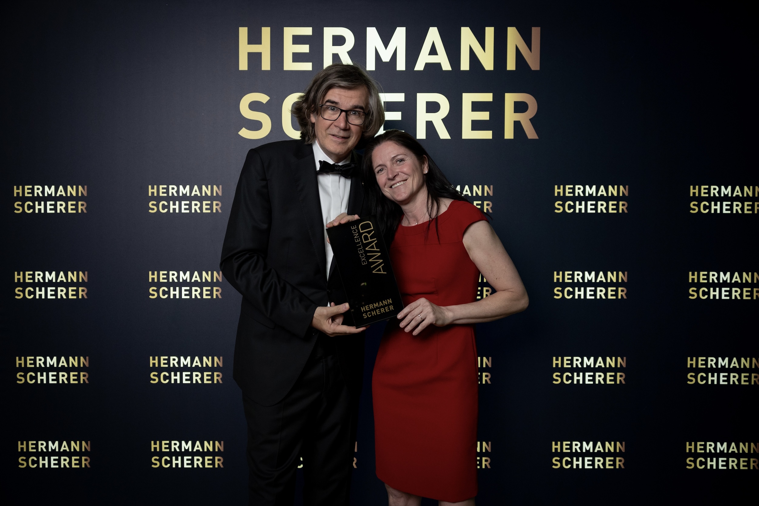 Die Expertin für die Prinzipien des Erfolges, Dr. Nina Psenicka, bei der Überreichung ihres Excellence Awards durch Top-Speaker