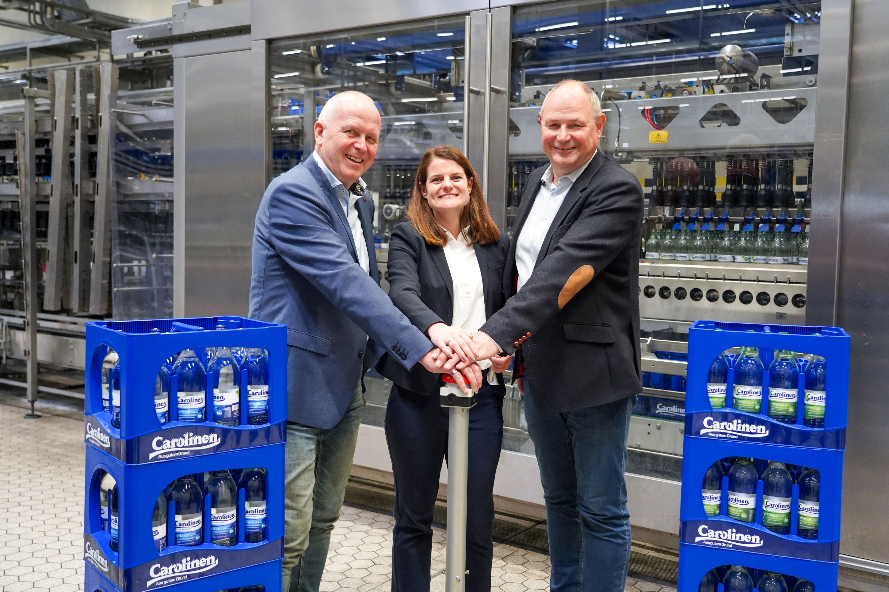 Am Startknopf: V. Harbecke (Geschäftsführer), S. Huneke (L. Marketing), S. Wortmann (L. Technik) (Bildquelle: Carolinen Brunnen) Am Startknopf: V. Harbecke (Geschäftsführer), S. Huneke (L. Marketing), S. Wortmann (L. Technik) (Bildquelle: Carolinen Brunnen)