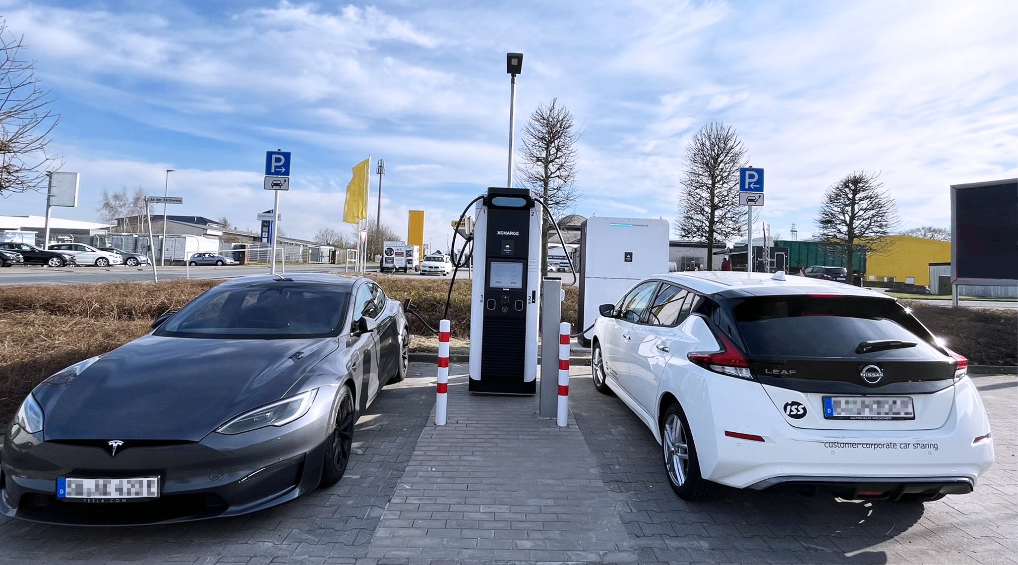 Die Net Zero Series von XCharge ermöglicht schnelles Laden auf dem Parkplatz des famila-Marktes. (Bildquelle: XCharge) Die Net Zero Series von XCharge ermöglicht schnelles Laden auf dem Parkplatz des famila-Marktes. (Bildquelle: XCharge)