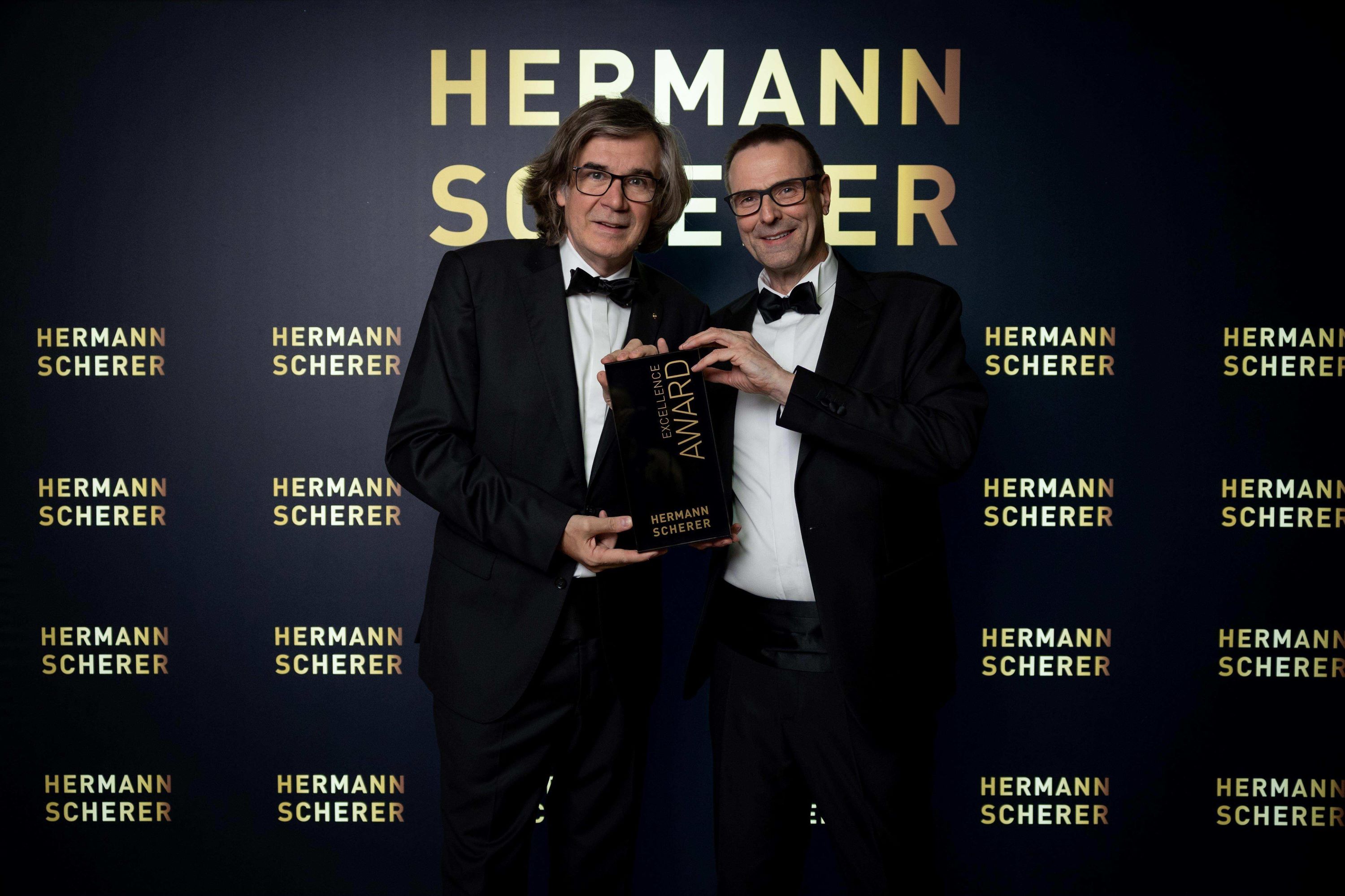 Ralf Barsch (rechts im Bild) erhält den Excellence Award für seinen Vortrag beim 17. Internationalen Speaker Slam