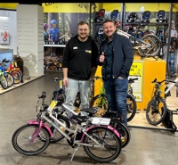 Lucky Bike Filialleiter Fabian Alefs mit A. Adrovic vom Jugendhilfeverein Du & Ich e.V. Lucky Bike Filialleiter Fabian Alefs mit A. Adrovic vom Jugendhilfeverein Du & Ich e.V.