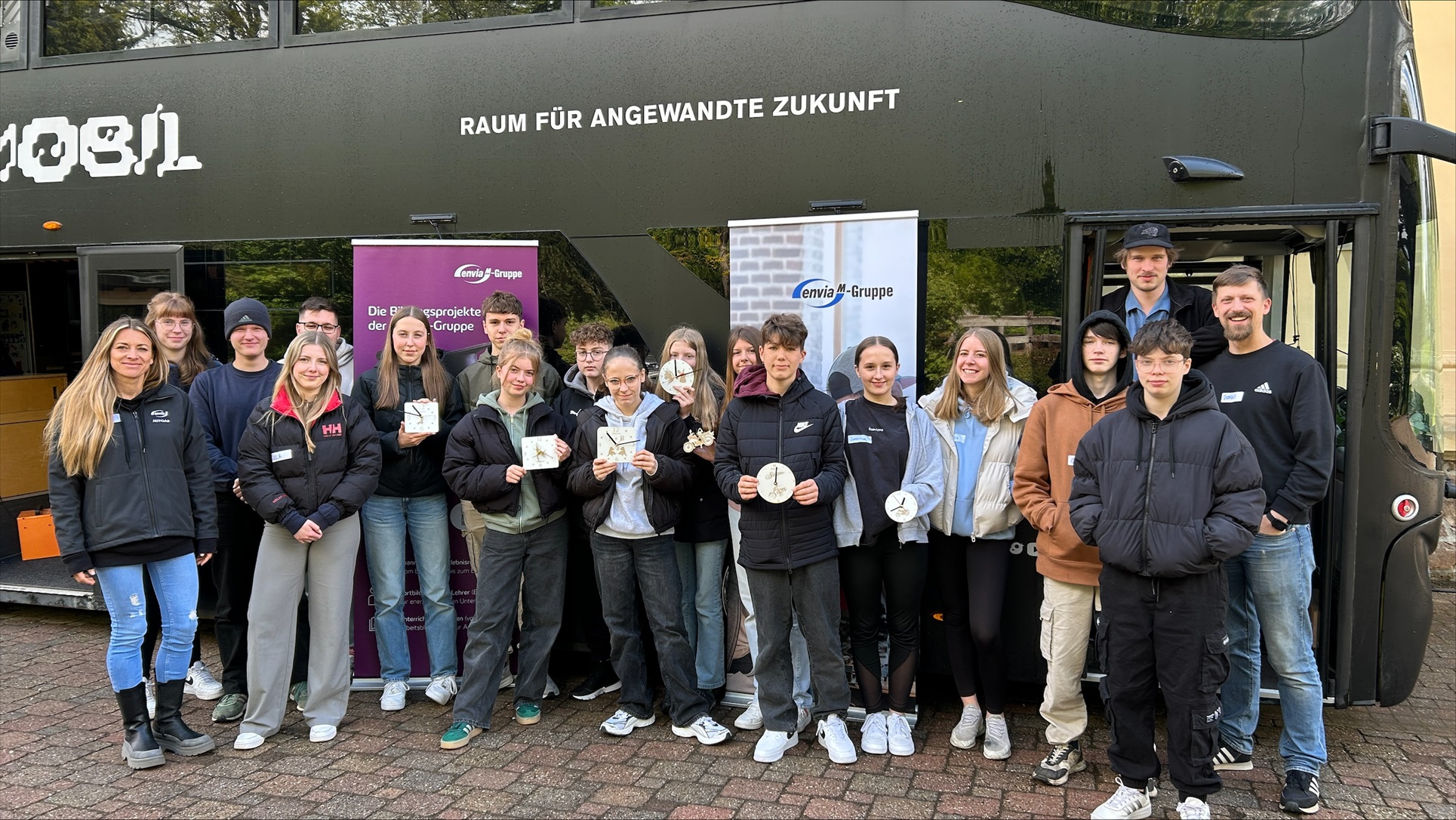 Schüler der Robert-Härtwig-Oberschule Oschatz erlebten einen spannenden Projekttag im Fabmobil. (Bildquelle: enviaM)