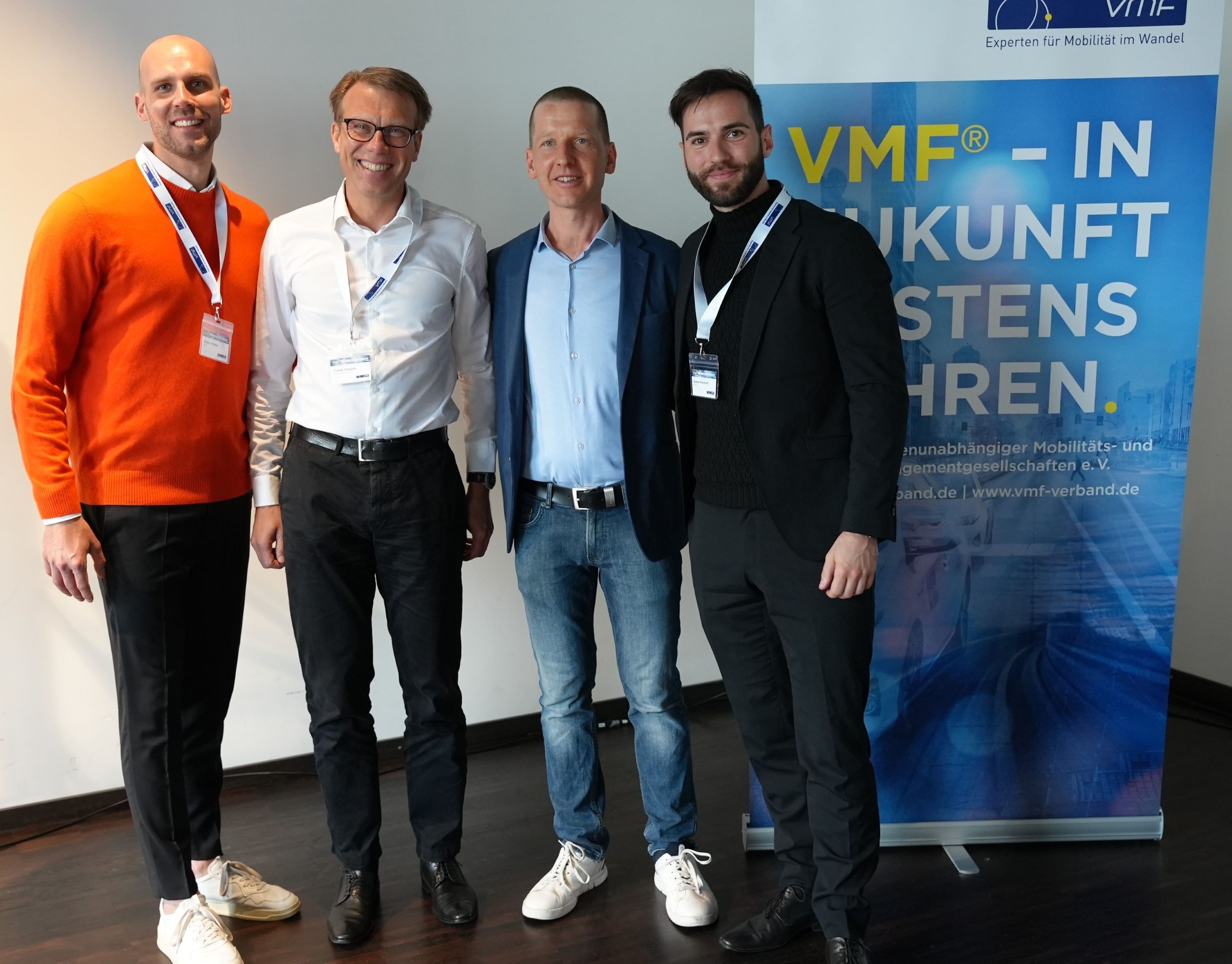Mitglieder und Premiumpartner diskutierten intensiv die Studie"Agenturmodelle im Autohandel". (Die Bildrechte liegen bei dem Verfasser der Mitteilung.) Mitglieder und Premiumpartner diskutierten intensiv die Studie"Agenturmodelle im Autohandel". (Die Bildrechte liegen bei dem Verfasser der Mitteilung.)