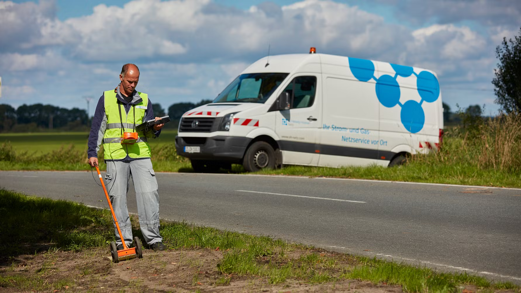 Gasspürer überprüft im Auftrag von Schleswig-Holstein Netz die unterirdisch verlegten Leitungen zu Fuß. Gasspürer überprüft im Auftrag von Schleswig-Holstein Netz die unterirdisch verlegten Leitungen zu Fuß.