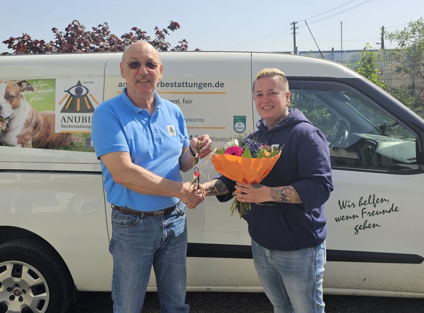 Harald Spannagelübergibt ANUBIS-Tierbestattungen an Juliana Hopp (Bildquelle: anubis-tierbestattungen.de)