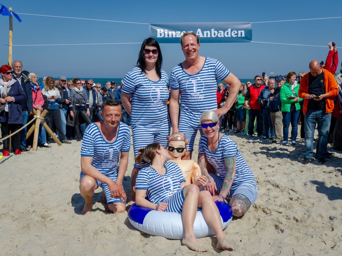 Das traditionelle Anbaden zur Saisoneröffnung ist ein Riesenspaß für Teilnehmer und Schaulustige. (© OAR_MP) Das traditionelle Anbaden zur Saisoneröffnung ist ein Riesenspaß für Teilnehmer und Schaulustige. (© OAR_MP)