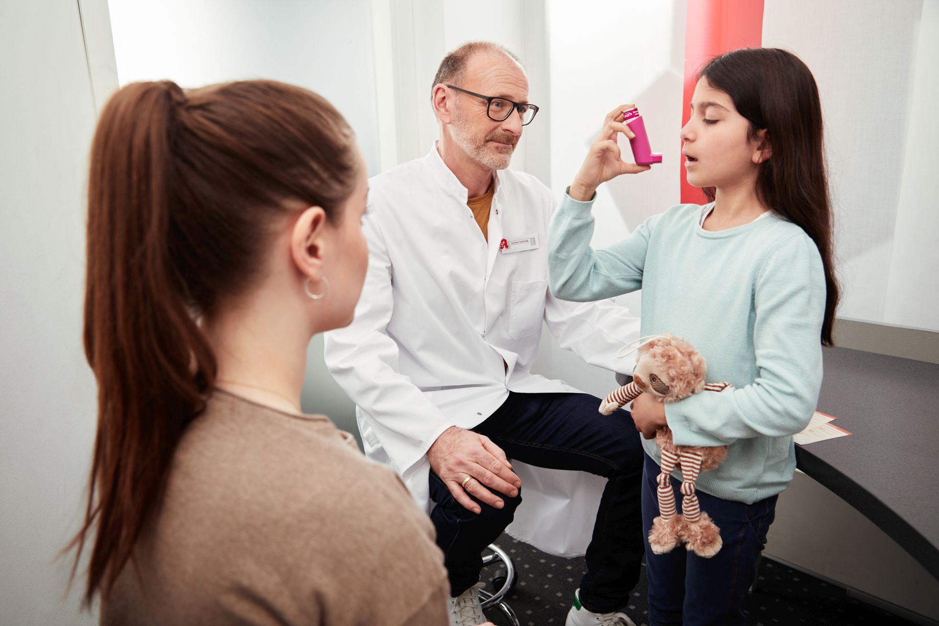 Apotheken erklären: Asthmasprays wirken nur bei richtiger Anwendung (Bildquelle:©ABDA) Apotheken erklären: Asthmasprays wirken nur bei richtiger Anwendung (Bildquelle:©ABDA)