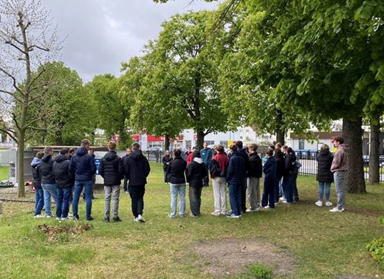 Schülerinnen und Schüler während des Zukunftstages auf dem Gelände der E.DIS in Fürstenwalde. Schülerinnen und Schüler während des Zukunftstages auf dem Gelände der E.DIS in Fürstenwalde.
