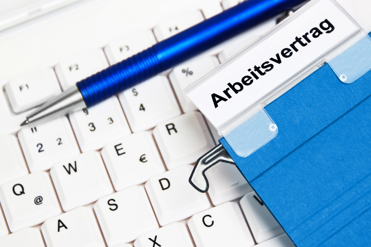 (Bildquelle: iStock-1156263525, Arbeitsvertrag)