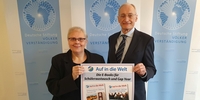 AUF IN DIE WELT: Dr. Michael Eckstein und Carmen Lau mit den E-Books (Stiftung Völkerverständigung) AUF IN DIE WELT: Dr. Michael Eckstein und Carmen Lau mit den E-Books (Stiftung Völkerverständigung)