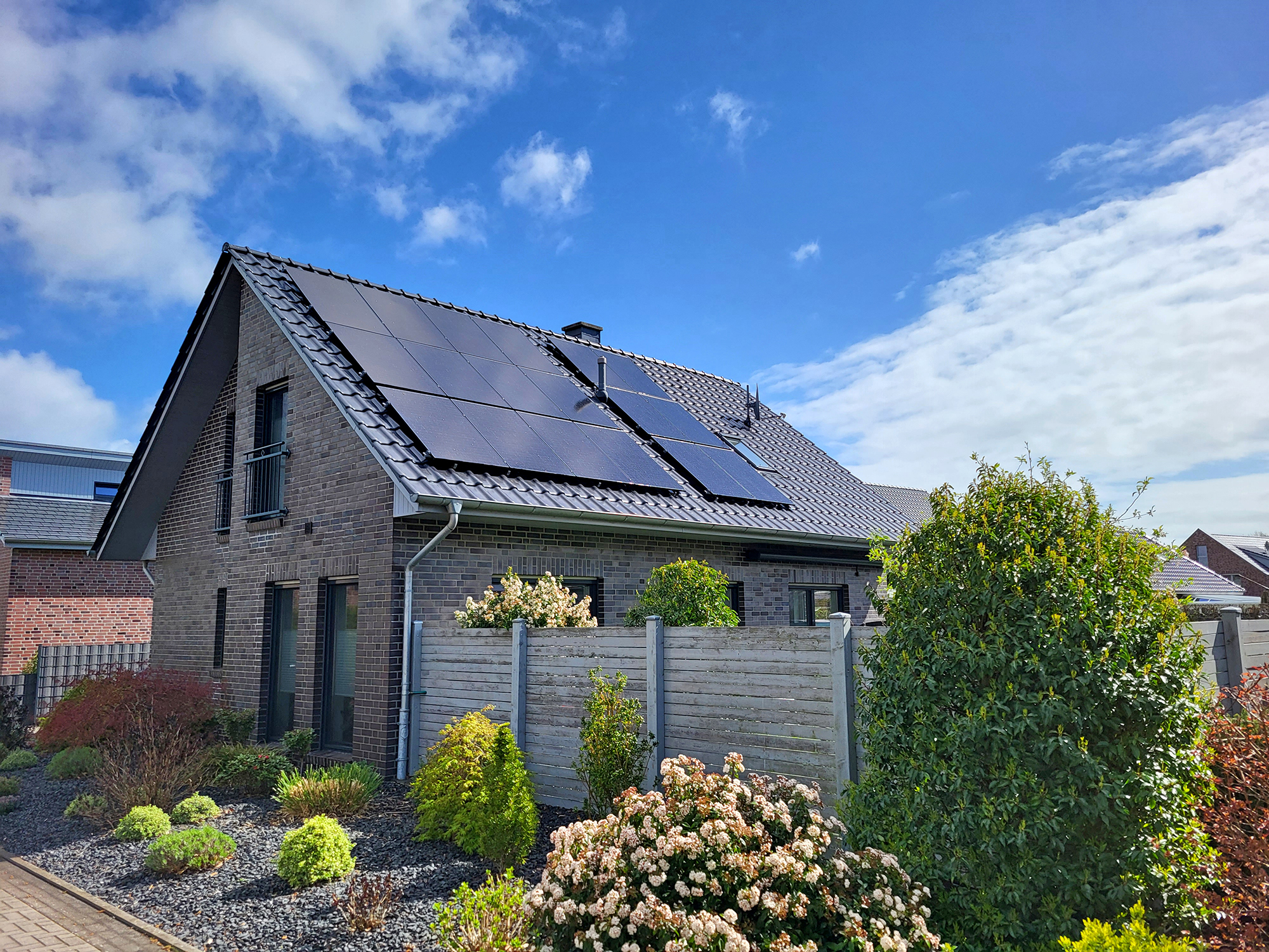 Neben Photovoltaikanlagen für Einfamilienhäuser wie diesem plant und installiert Sun Cracks auch Anlagen für gewerbliche Anwender. Neben Photovoltaikanlagen für Einfamilienhäuser wie diesem plant und installiert Sun Cracks auch Anlagen für gewerbliche Anwender.