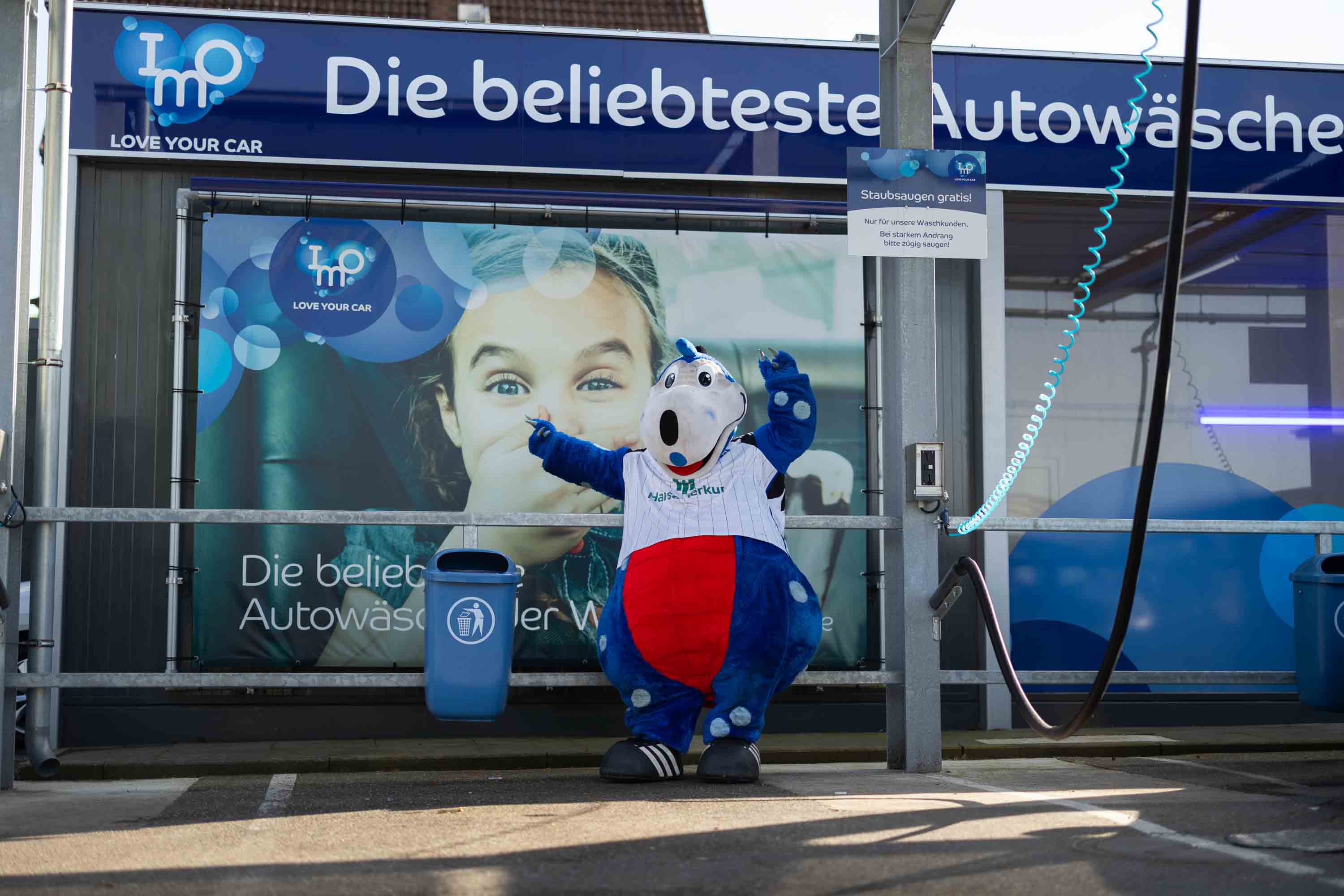 HSV-Maskottchen Dino Hermann feiert mit IMO Car Wash (Bildquelle: IMO Car Wash) HSV-Maskottchen Dino Hermann feiert mit IMO Car Wash (Bildquelle: IMO Car Wash)