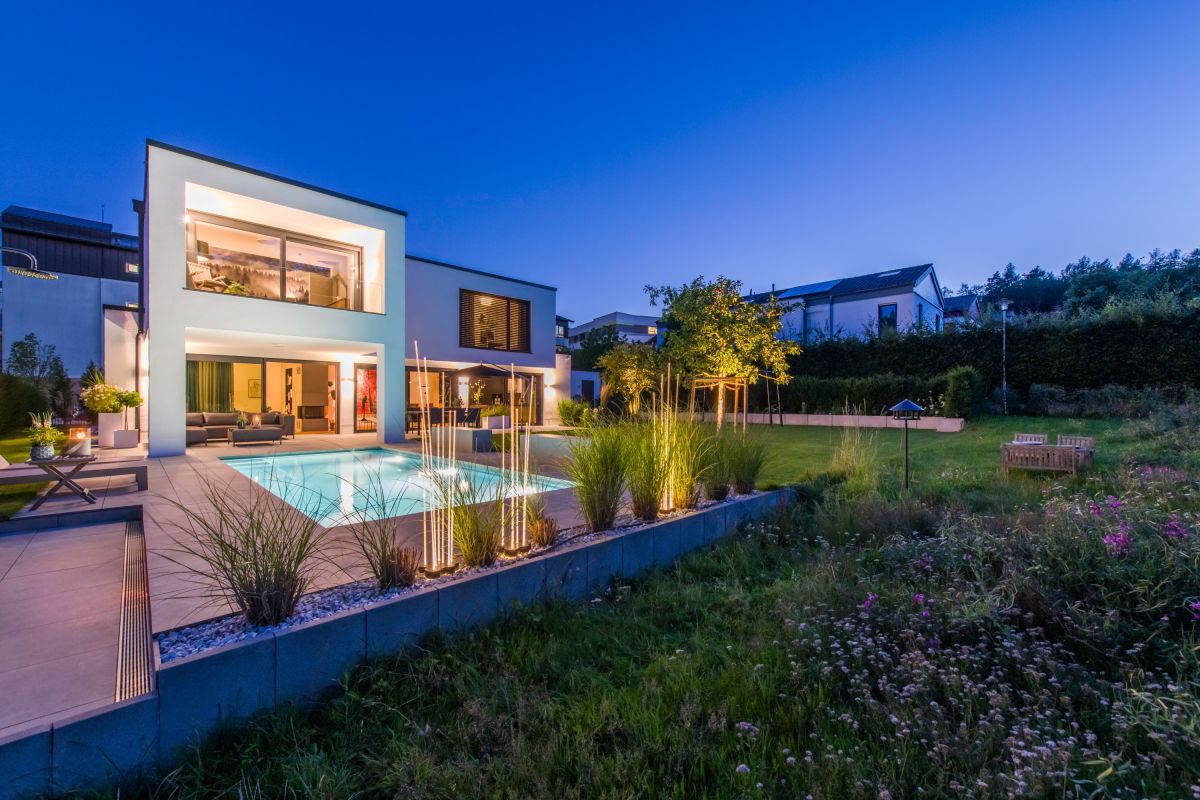 Zimmer mit Seeblick (© MLZ Pools & Wellness)