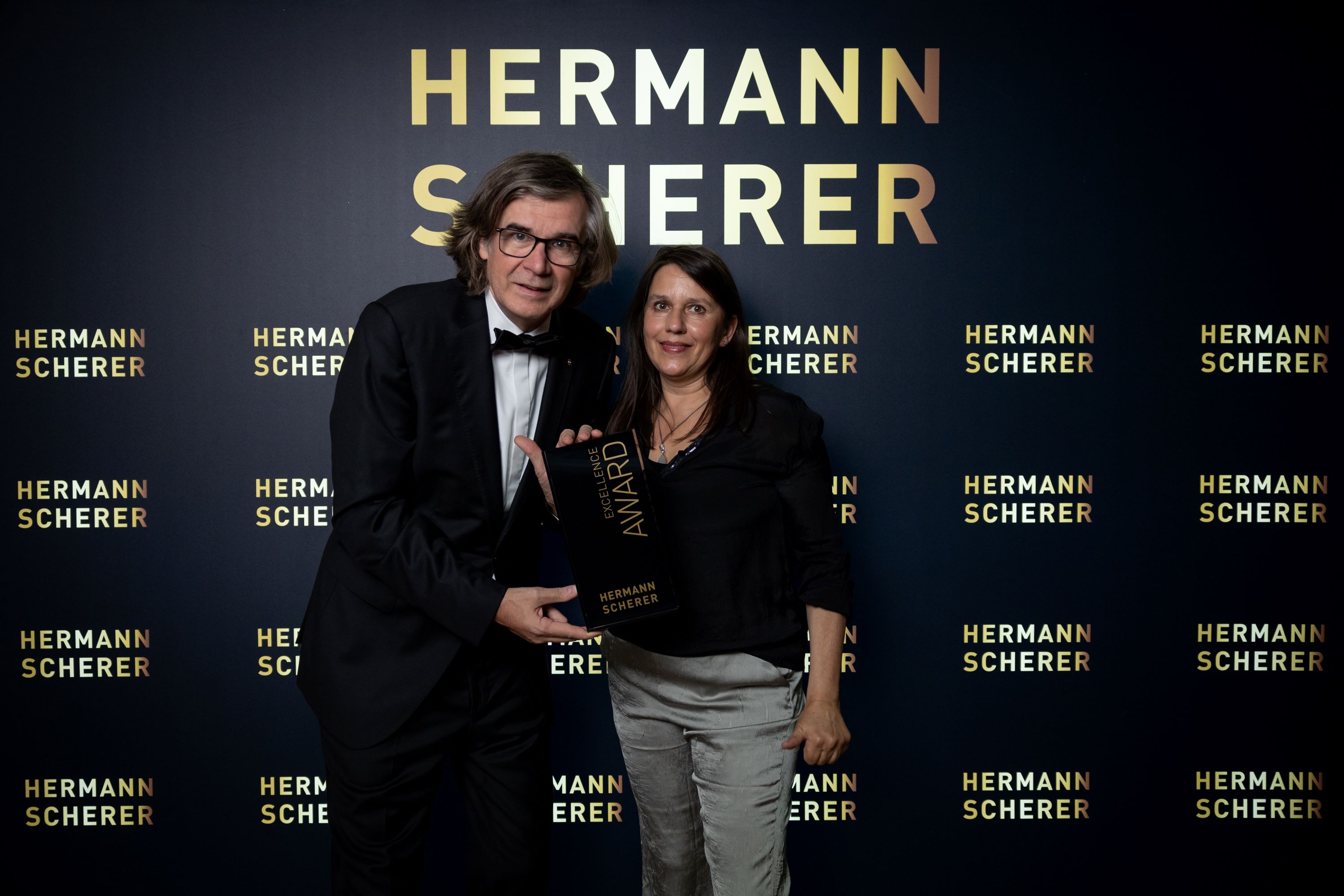 17. internationaler Speaker Slam - Katja Doku erhält Excellence Award Kategorie Teamentwicklung (Die Bildrechte liegen bei dem Verfasser der Mitteilung.) 17. internationaler Speaker Slam - Katja Doku erhält Excellence Award Kategorie Teamentwicklung (Die Bildrechte liegen bei dem Verfasser der Mitteilung.)