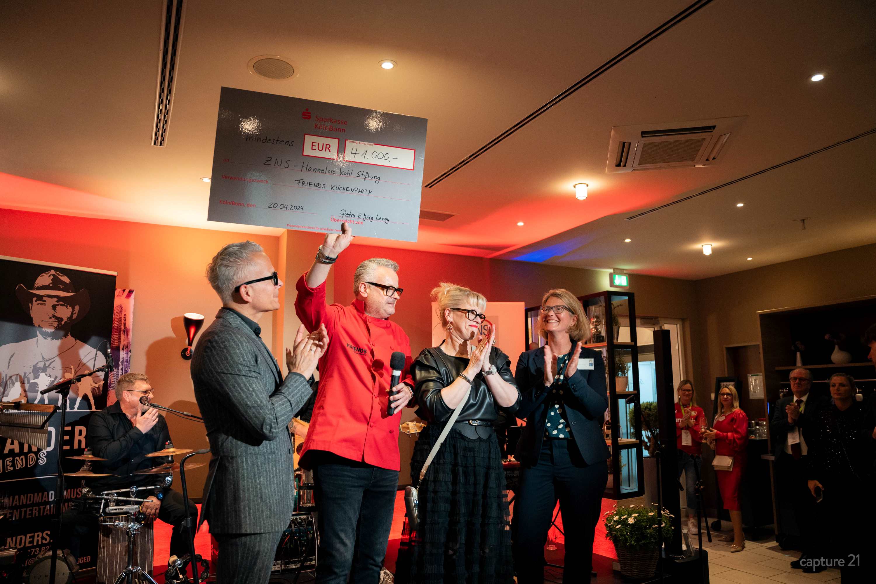 FRIENDS Kochclub sammelte 41 000 Euro im Best Western Premier IB Hotel Friedberger Warte (Bildquelle: Philipp Schäfer)