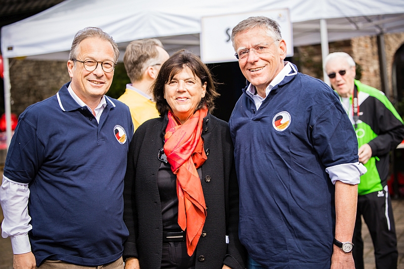 v.l.: Neusser Bürgermeister Reiner Breuer, Gastgeberin Jutta Zülow, Vorsitzende der Tandem Stiftung, v.l.: Neusser Bürgermeister Reiner Breuer, Gastgeberin Jutta Zülow, Vorsitzende der Tandem Stiftung,