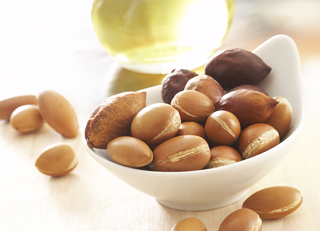 Arganöl, -früchte und -Kerne (Die Bildrechte liegen bei dem Verfasser der Mitteilung.)