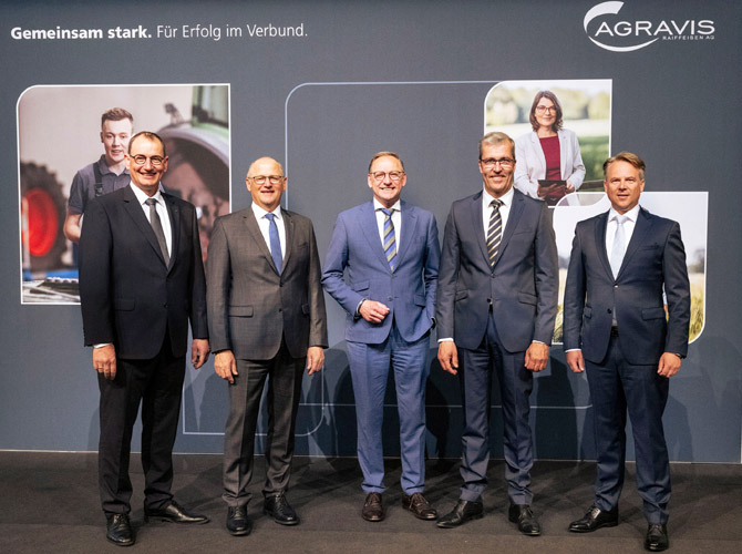 Vorstand und Aufsichstratsvorsitzender der AGRAVIS bei der Hauptversammlung 2024. (Die Bildrechte liegen bei dem Verfasser der Mitteilung.) Vorstand und Aufsichstratsvorsitzender der AGRAVIS bei der Hauptversammlung 2024. (Die Bildrechte liegen bei dem Verfasser der Mitteilung.)