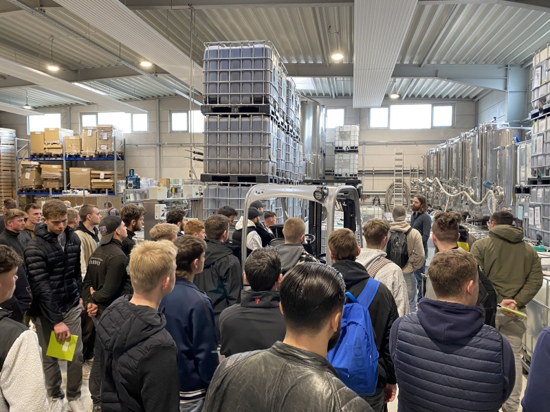 Geschäftsführer Mark Beenen erläutert die Produktion in Meckenheim (Die Bildrechte liegen bei dem Verfasser der Mitteilung.)