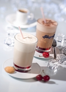 Heiß geliebt und eisgekühlt: Kaffeekreationen mit Urlaubsfeeling