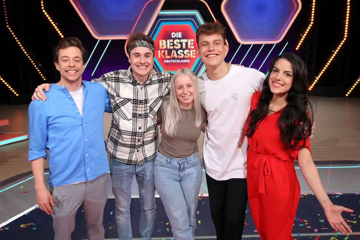 Die Moderatoren Clarissa und Tobi mit ihren Gästen Fabian Baggeler, Maria Ziffy und Gregor Hägele (© Steffen Becker / KiKA)