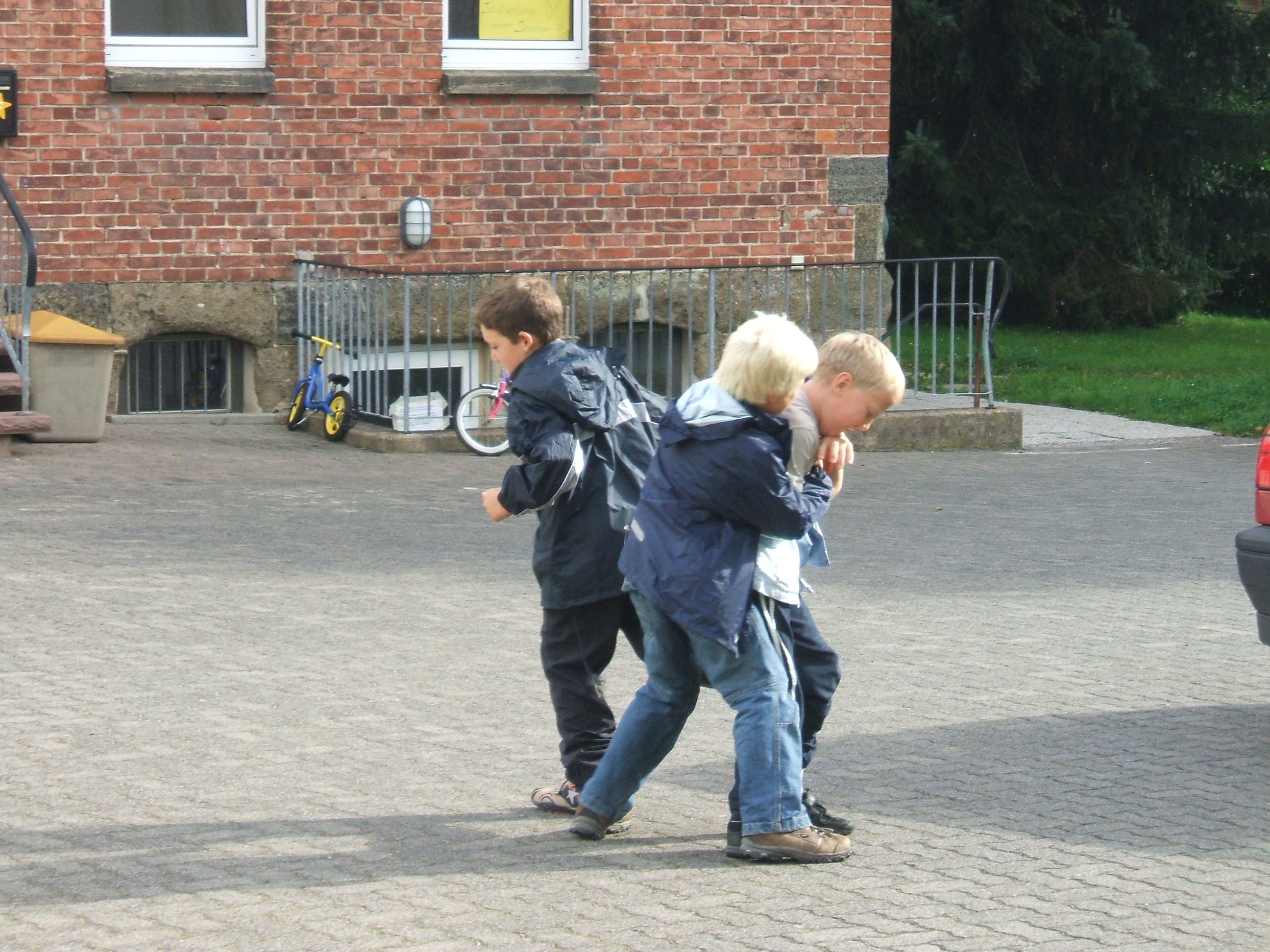 Kinder streiten sich auf dem Schulhof Kinder streiten sich auf dem Schulhof