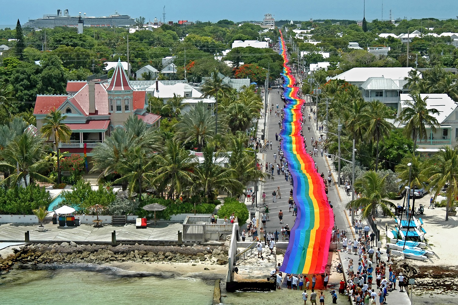 Die längste Regebogenflagge der Welt ziert einmal jedes Jahr im Pride Month die Straßen von Key West (Bildquelle: Andy Newman) Die längste Regebogenflagge der Welt ziert einmal jedes Jahr im Pride Month die Straßen von Key West (Bildquelle: Andy Newman)