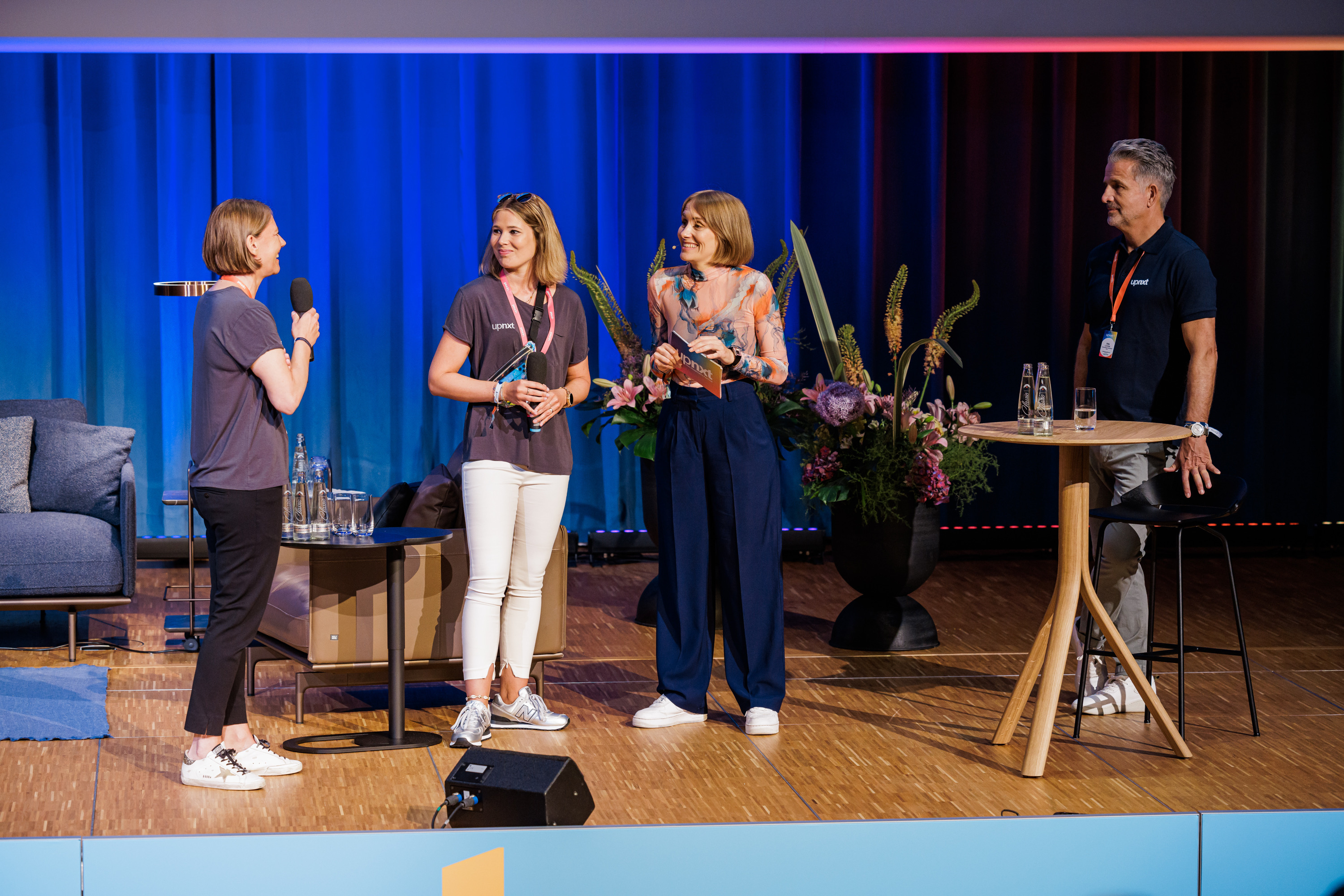 Foto (v.l.n.r.): Nina Fiolka, Dr. Laura Schmidt/upnxt Hospitality Festival & Gäste. Fotoquelle: Thorsten Jochim für elevatr. Foto (v.l.n.r.): Nina Fiolka, Dr. Laura Schmidt/upnxt Hospitality Festival & Gäste. Fotoquelle: Thorsten Jochim für elevatr.