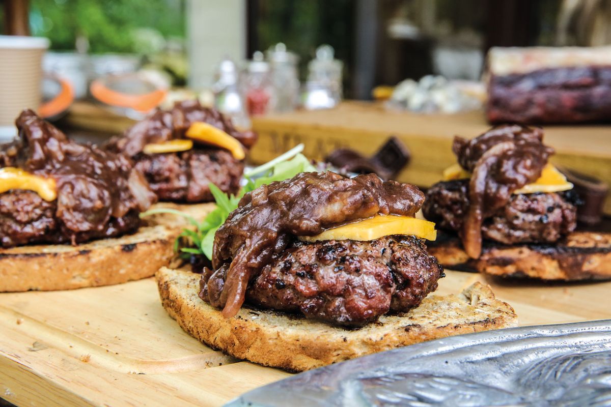 Der köstliche Pausensnack für das Eröffnungsspiel der Fußball-Europameisterschaft 2024 in München (© FIRE&FOOD Verlag GmbH) Der köstliche Pausensnack für das Eröffnungsspiel der Fußball-Europameisterschaft 2024 in München (© FIRE&FOOD Verlag GmbH)