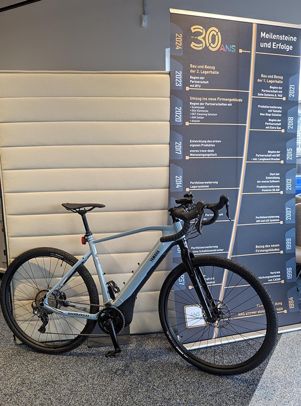 Dieses hochmoderne Yamaha E-Bike können Besucher am Stand auf der SMTconnect von ANS gewinnen (Die Bildrechte liegen bei dem Verfasser der Mitteilung.) Dieses hochmoderne Yamaha E-Bike können Besucher am Stand auf der SMTconnect von ANS gewinnen (Die Bildrechte liegen bei dem Verfasser der Mitteilung.)